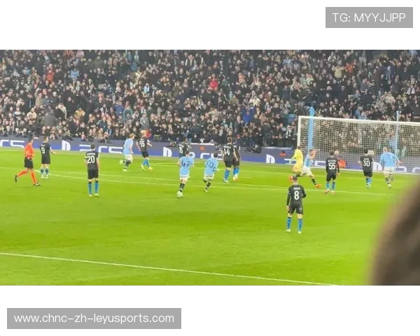 曼城阵型整体前移，压迫强度明显提升